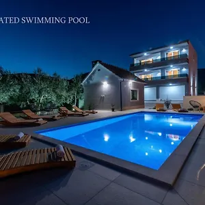 https://villa-dalmata-trogir.hotels-in-trogir.com