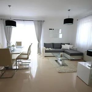 https://apartments-villa-mantinela.primorje-gorskikotar.com
